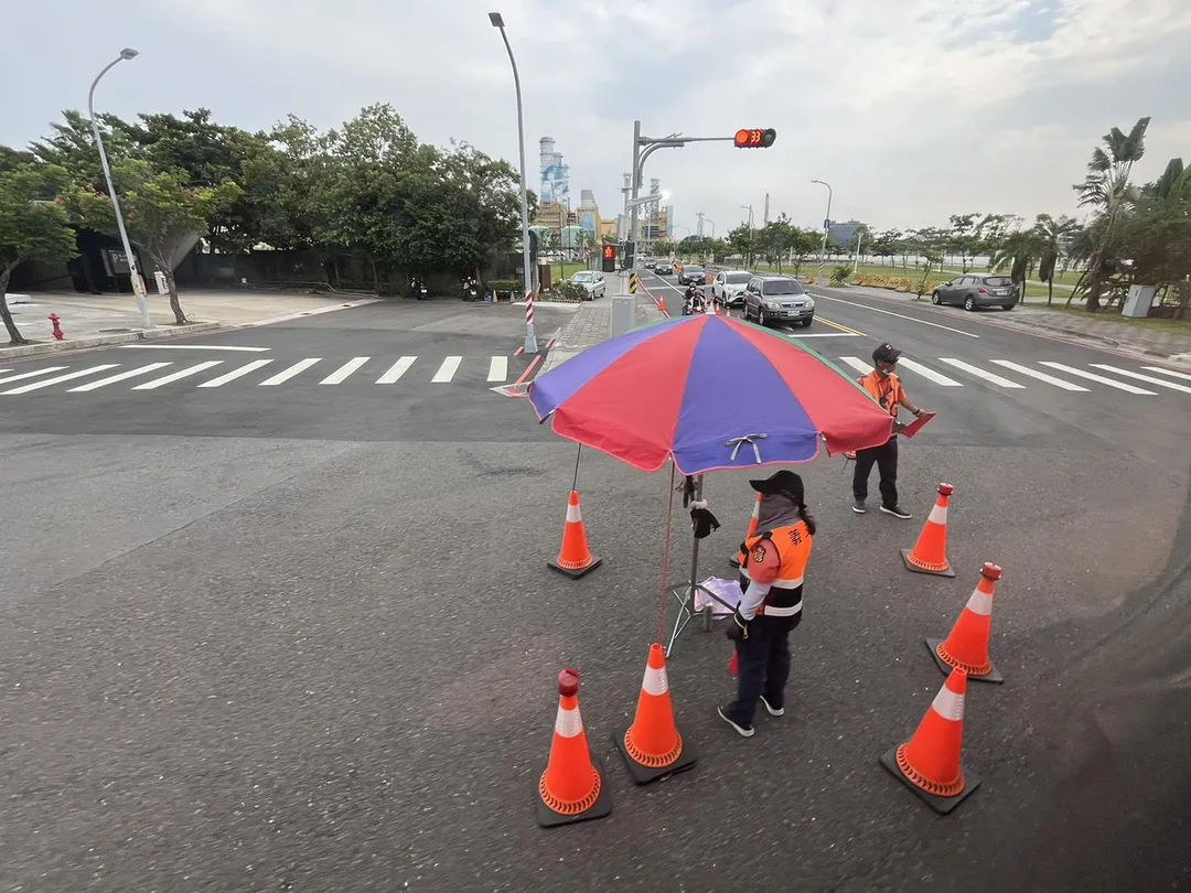 好市多高雄店的免費接駁車實測15分鐘只有2個人搭乘,義交也面對空曠路口,民眾批評浪費,不符合政府節能減碳的政策。(圖/民眾提供)