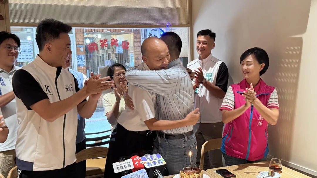 韓國瑜擁抱謝國樑。（圖/謝國樑競辦提供）