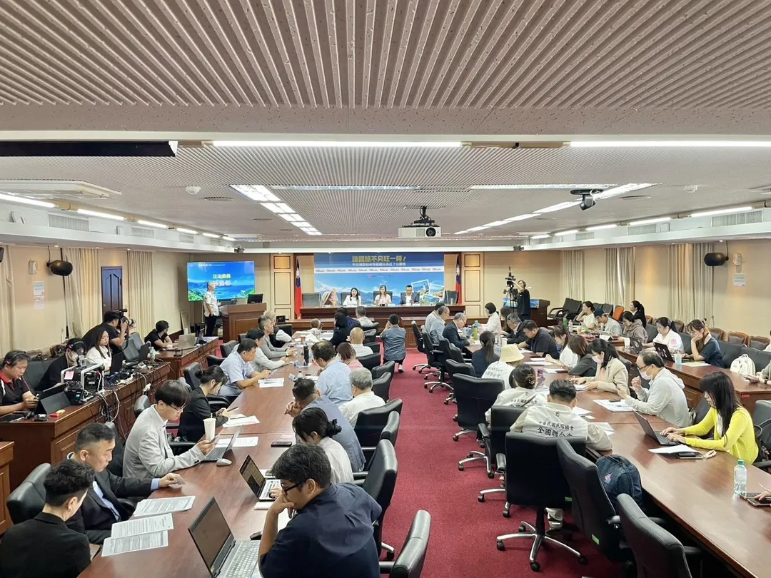 產官學代表與中央民代關心國旅現況，眾人集思廣益為國旅找出路。（圖／1111人力銀行提供）