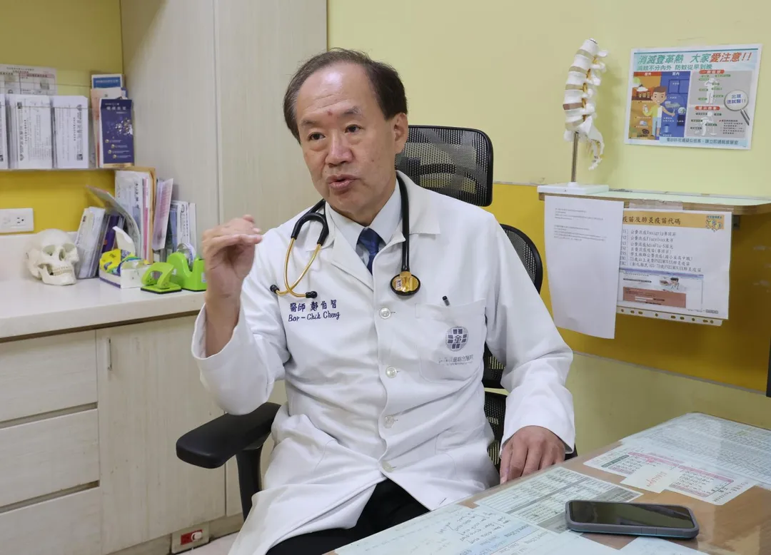 心臟外科鄭伯智醫師解釋如何協助重度心臟衰竭患者過五科，並同時完成置換二尖瓣、修補三尖瓣，及心房節律重建三個目標。（圖／員榮醫院）