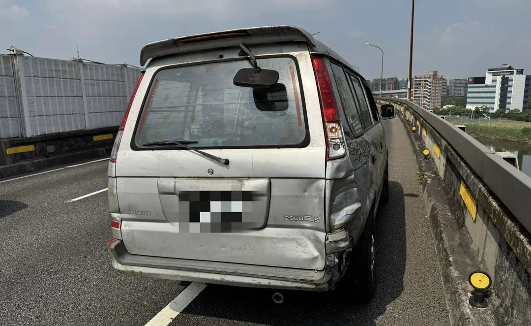 貨車被追撞車尾嚴重變形。（圖／翻攝畫面）