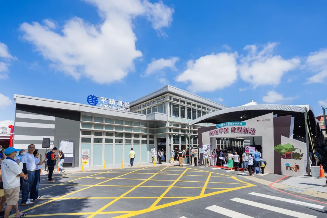 桃園平鎮車站臨時站今（3）日正式通車，讓在地鄉親提早六年享有臺鐵服務。（圖／桃園市交通局提供）