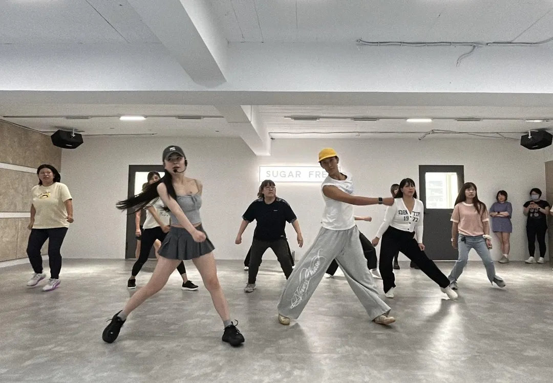 零基礎舞蹈學院創辦人林依，帶領學員學習網路當紅舞步「閃身步」。（圖／馬光中醫提供）