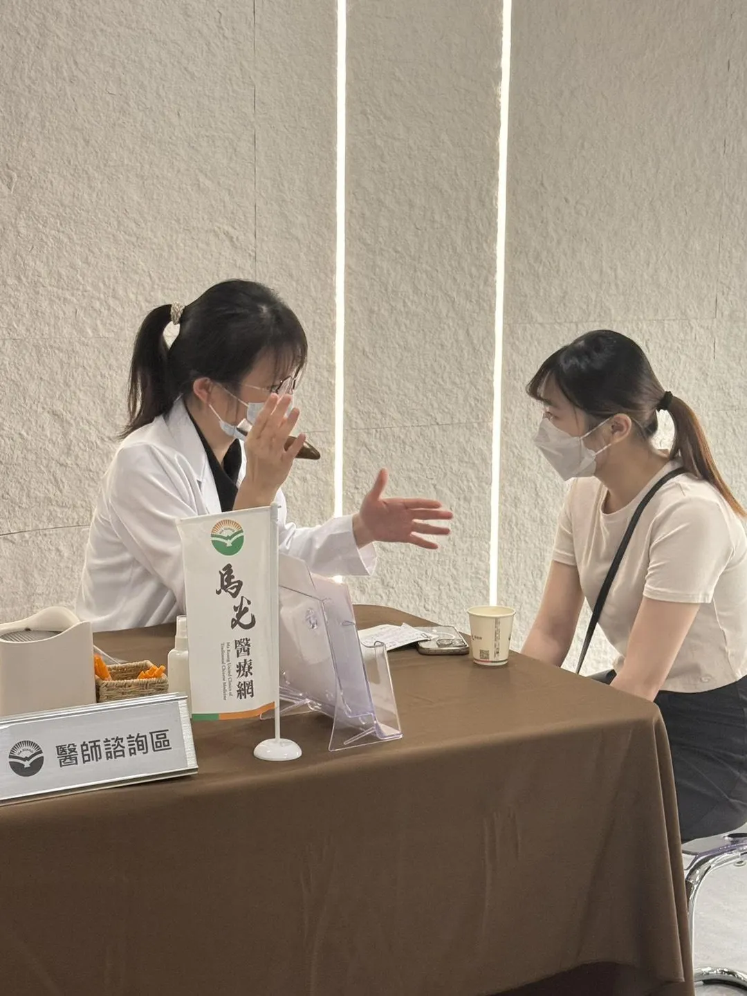 博愛馬光中醫診所蘇軒中醫師，一對一提供學員健康諮詢與建議。（圖／馬光中醫提供）