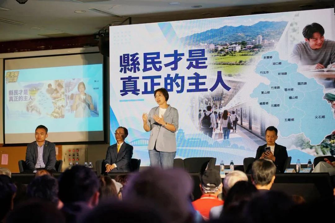 徐欣瑩提出「陽光縣政三大承諾」，並呼籲鄭朝方說明土地爭議。（圖/翻攝徐欣瑩臉書）