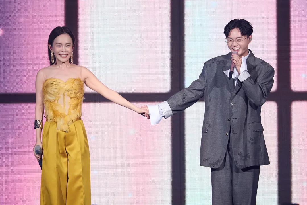 許富凱（右）感謝彭佳慧（左）邀請他當演唱會嘉賓。（圖／寬宏藝術X索尼音樂提供）
