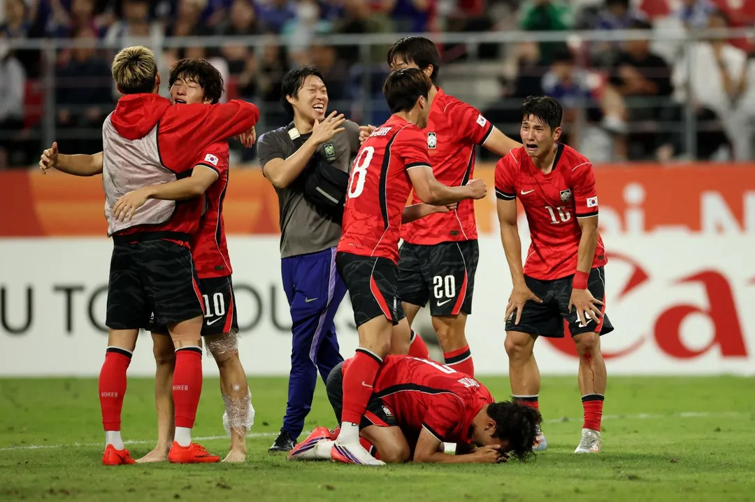 南韓隊球員在金牌戰德勝之後高興地相互擁抱慶祝，全隊23人得到免服兵役資格。（圖／路透）
