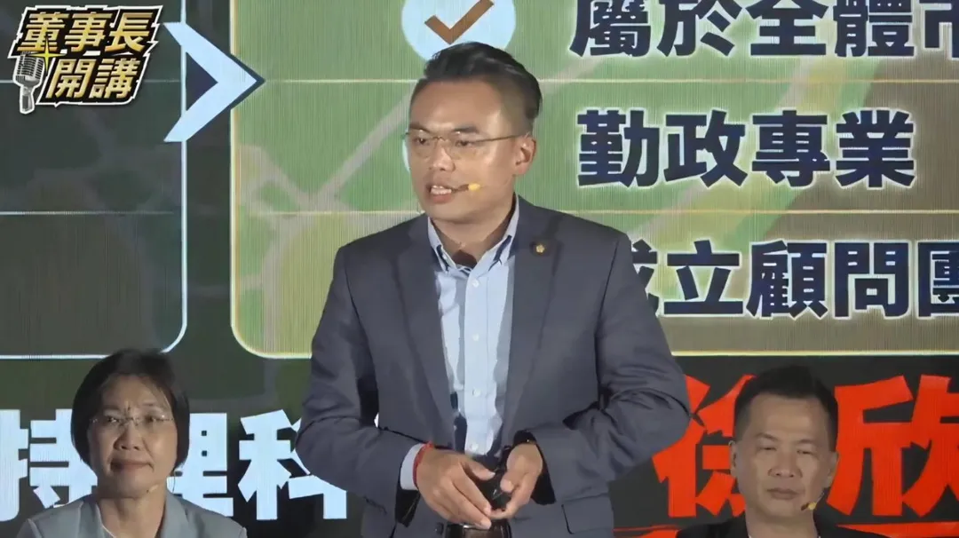 國民黨立委洪孟楷在竹東「董事長開講」中,從活動封路、市府採購、公園改建及公共設施署名等議題切入,質疑鄭朝方竹北市政過度著重形象操作。(圖/徐欣瑩辦公室)