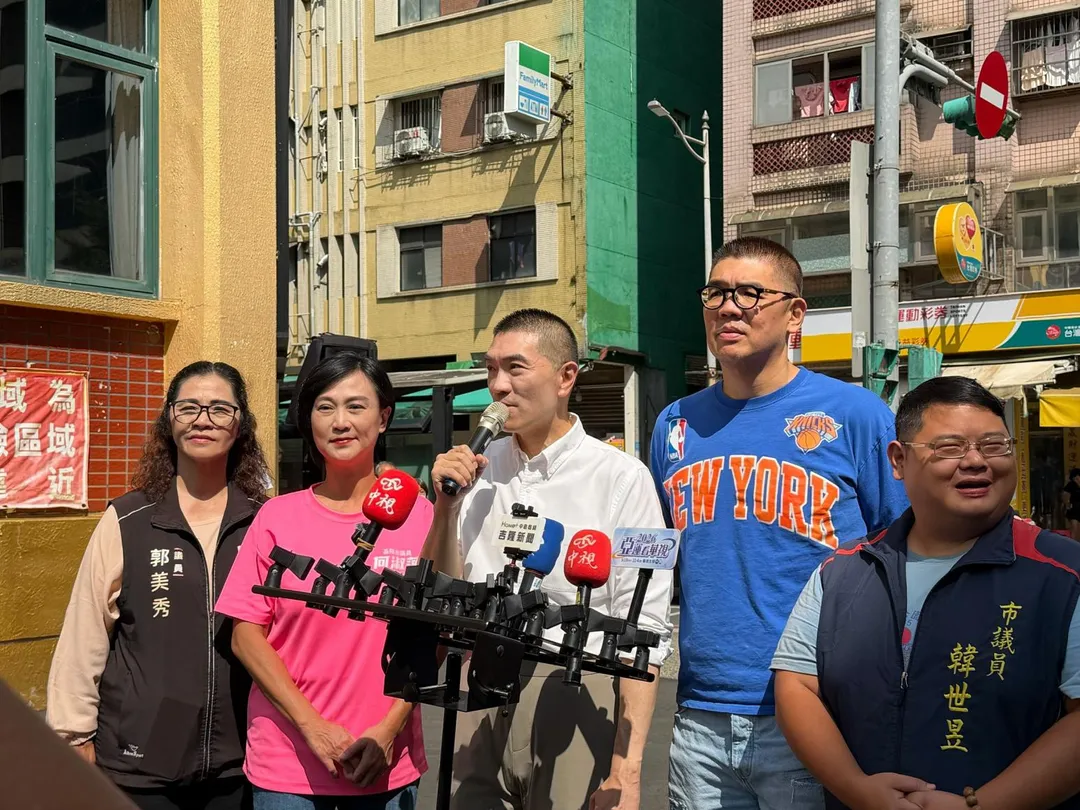 謝國樑表示,非常感謝好兄弟連勝文特別來到基隆,陪同他走訪信義市場。(圖/謝國樑競辦提供)