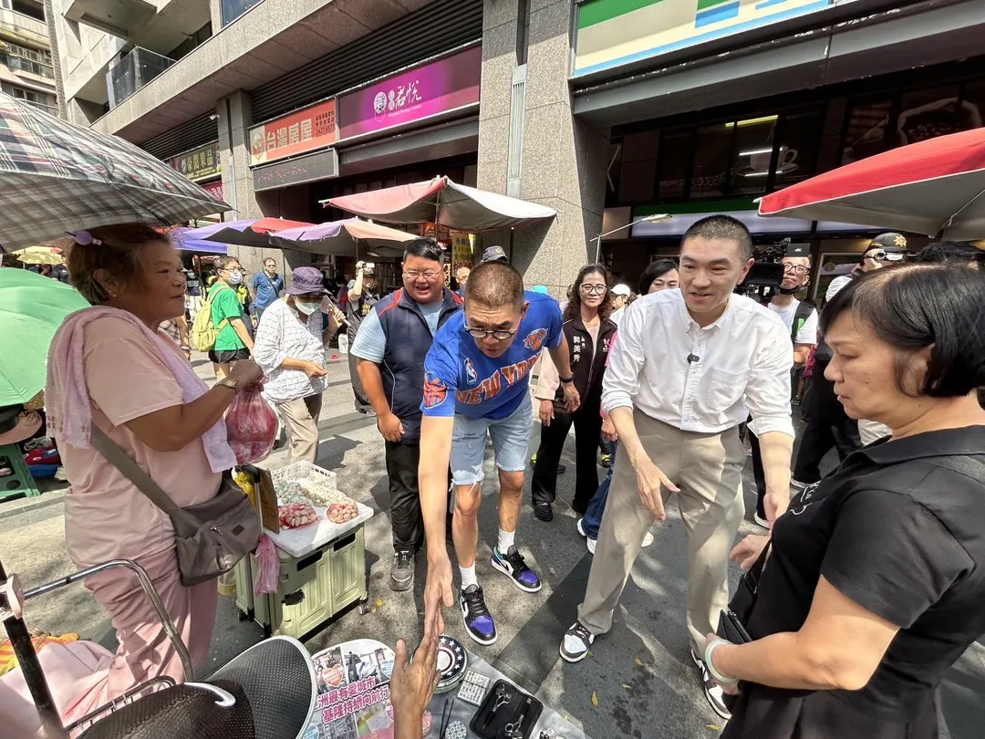 謝國樑今日在連勝文等人陪同下,前往信義市場走訪,沿途向市場攤商及採買民眾親切問候、握手致意。(圖/謝國樑競辦提供)