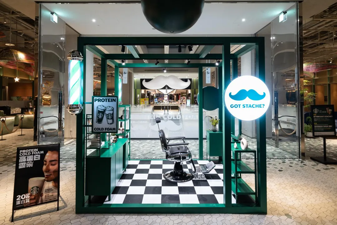 星巴克更延伸「GOT STACHE？#來一口雲朵鬍」的概念，在星巴克典藏 DREAM PLAZA 台北門市打造超巨大雲朵鬍打卡裝置。（圖／星巴克提供）