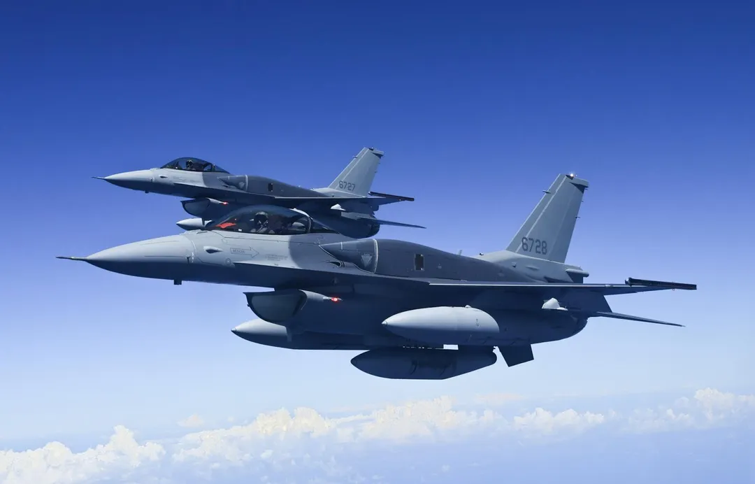 首批飛抵國內的2架空軍F-16C戰機在台灣上空編隊飛行。(圖/國防部)