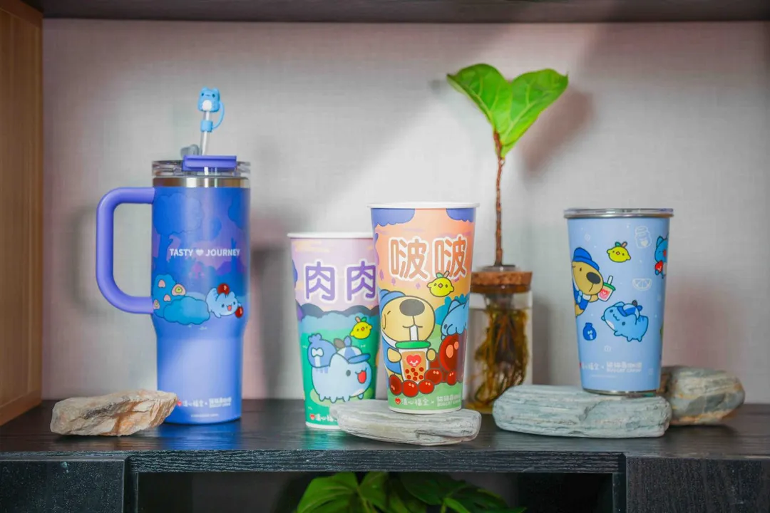清心福全與貓貓蟲咖波的聯名熱潮持續升溫,第三波聯名紙杯於全台門市陸續更換上架。(圖/清心福全提供)