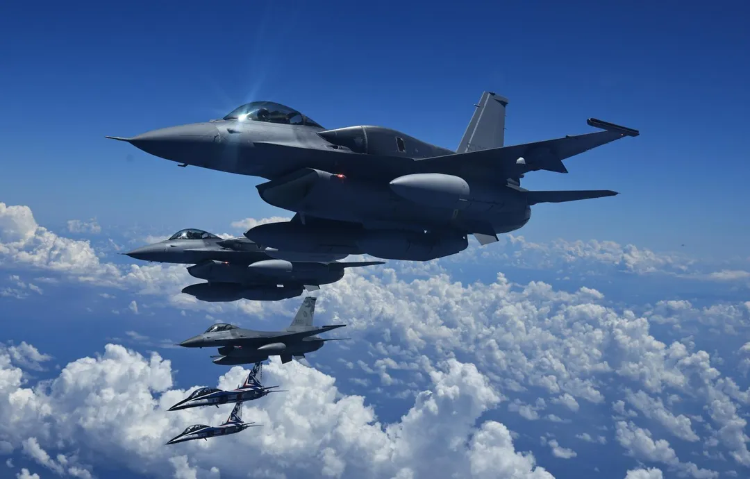 首批飛交的2架F-16C，在台灣上空與背景的1架F-16AM、2架勇鷹號高教機編隊飛行。(圖/國防部)