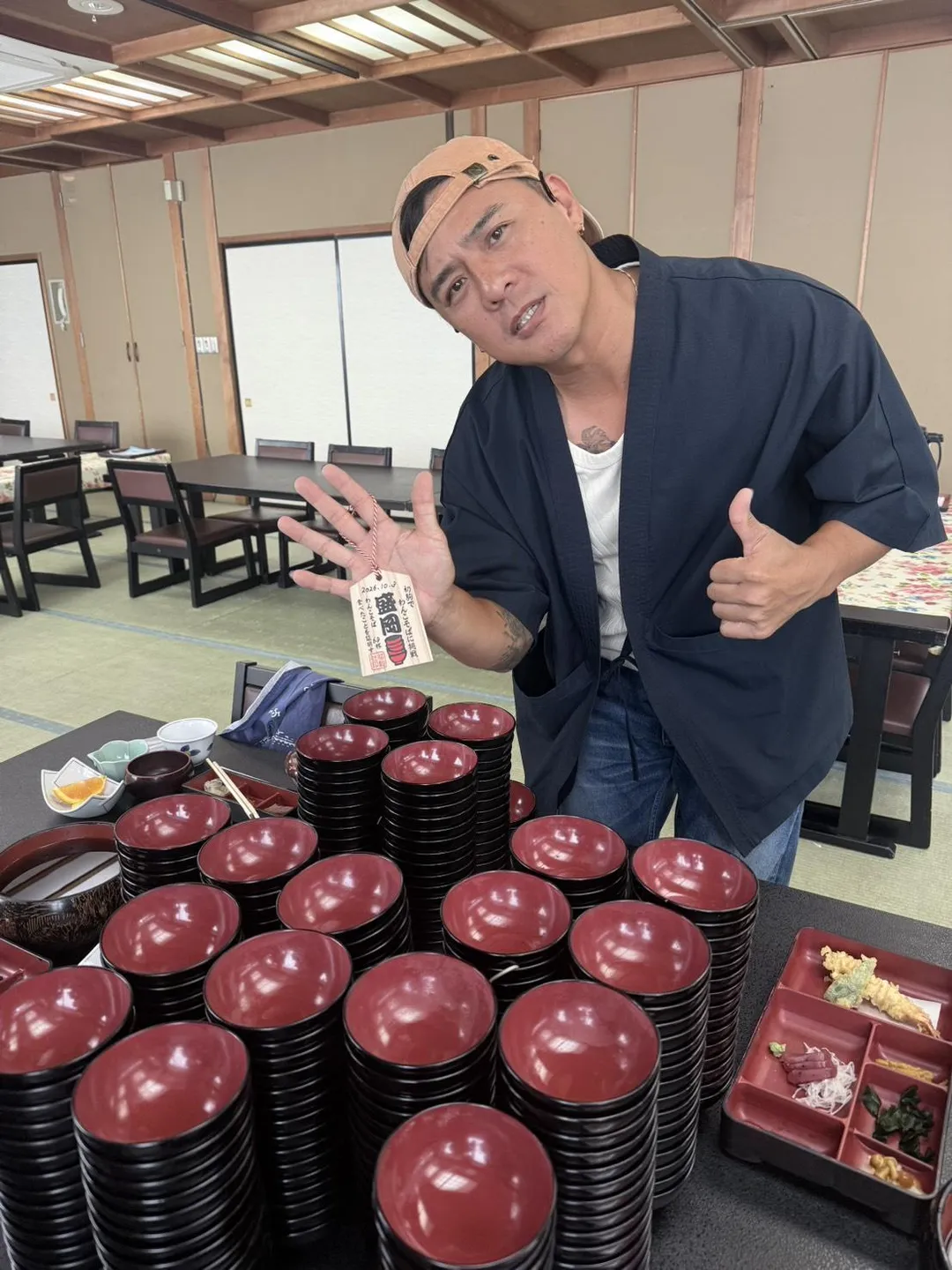竇智孔在日本盛岡挑戰吃蕎麥麵,當場吃了63碗。(圖/竇智孔提供)