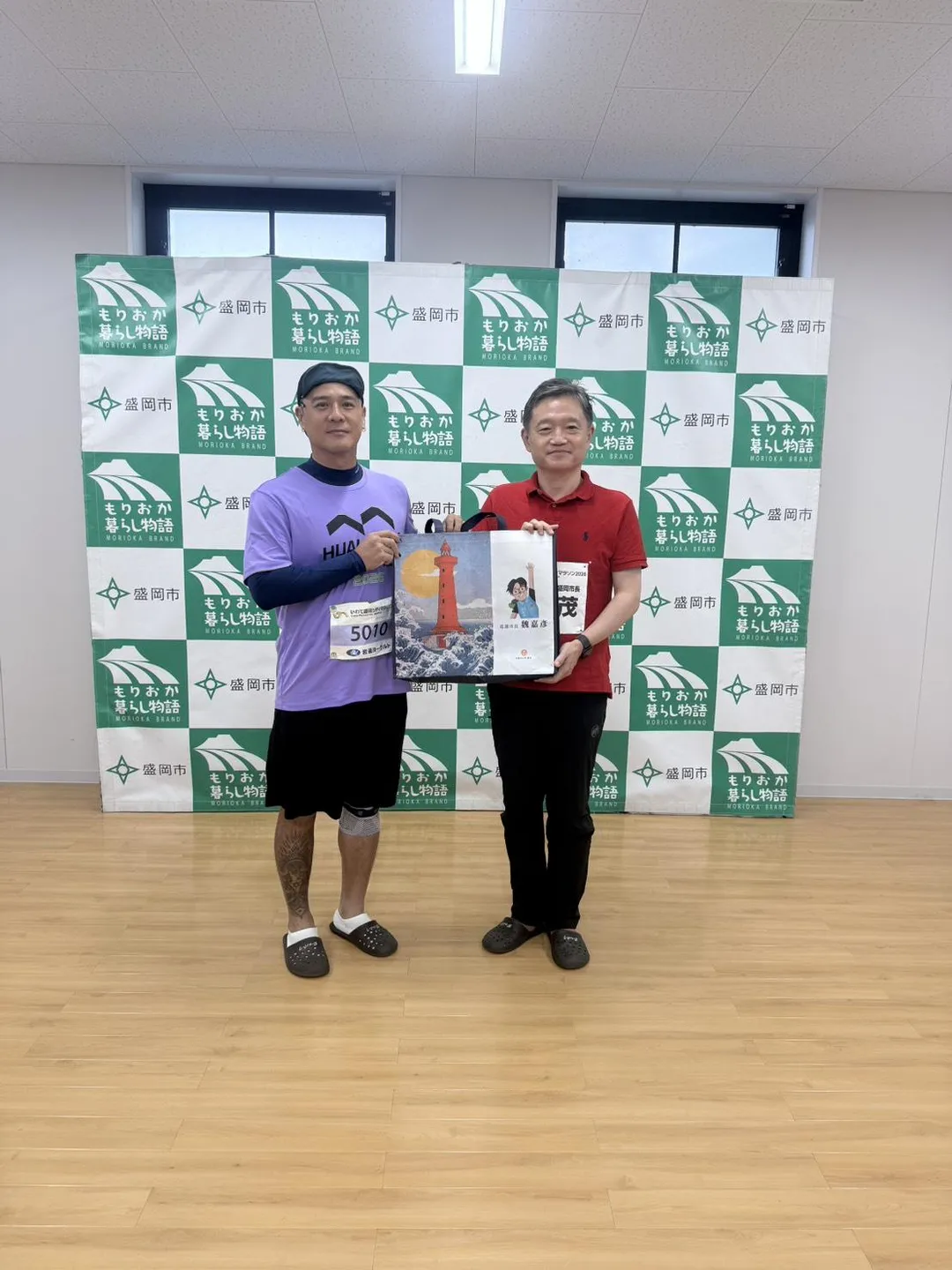 竇智孔(左)與日本盛岡市市長內館茂(右)合照。(圖/竇智孔提供)