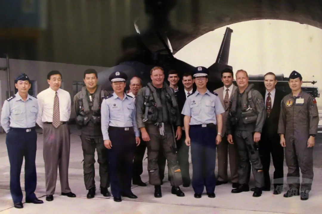 1997年4月14日首批F-16A/B飛交嘉義空軍基地後，郝光明(圖左三)、穿飛行裝具的2名美軍飛官及第455聯隊長等合影。(圖/軍聞社)
