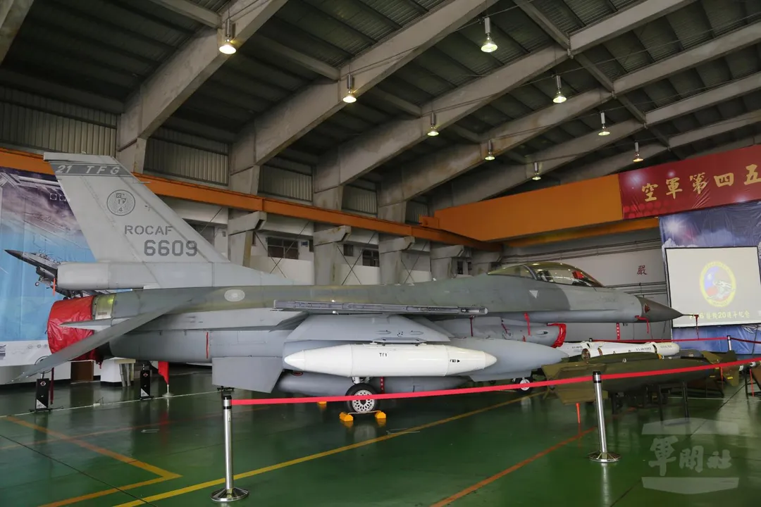 空軍首批接收的6609號F-16A，此圖攝於2017年4月嘉義基地舉行的接機20週年儀式。(圖/軍聞社)