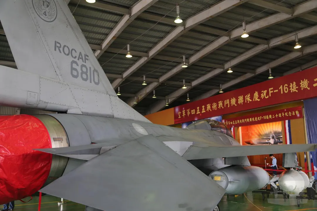 由郝光明搭乘後座，首批交機的6810號F-16B，此圖攝於2017年4月嘉義基地舉行的接機20週年儀式。(圖/軍聞社)