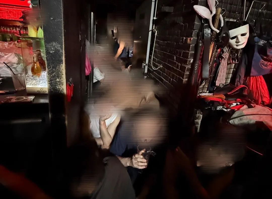 台北市萬華區某間酒吧3日遭警方執行搜索行動並帶回52人。（圖／警方提供）