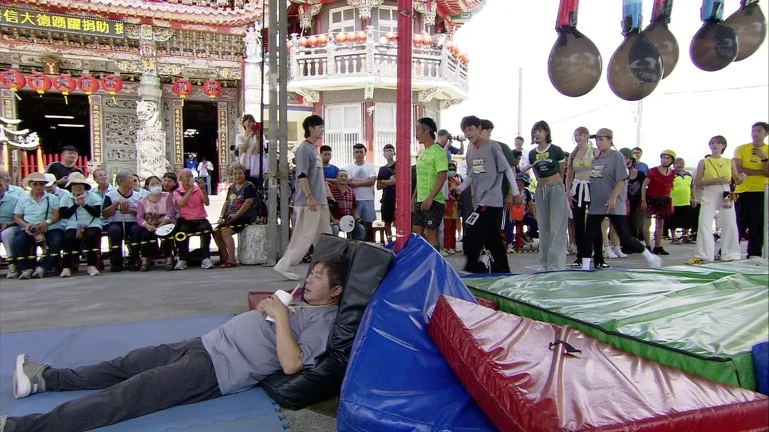胡瓜錄影過程中躺在地上休息暫時罷工，逗樂全場。（圖／民視提供）