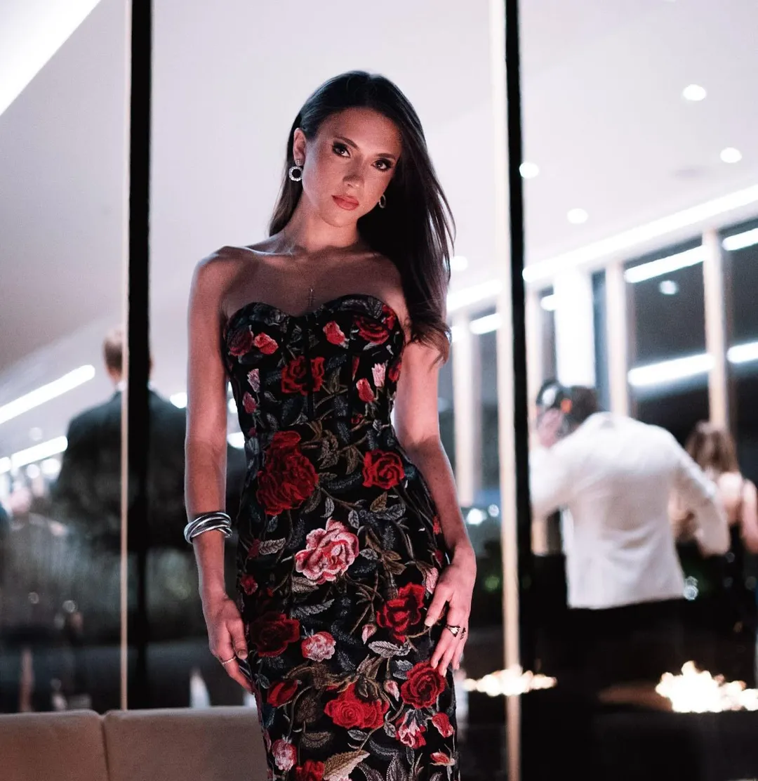 白宮新成員、助理新聞秘書兼發言人哈莫妮(Beni Rae Harmony)年僅24歲就「飛升」入白宮工作,她的背景與舊照引起討論。(圖/翻攝自Instagram@beniraeharmony)
