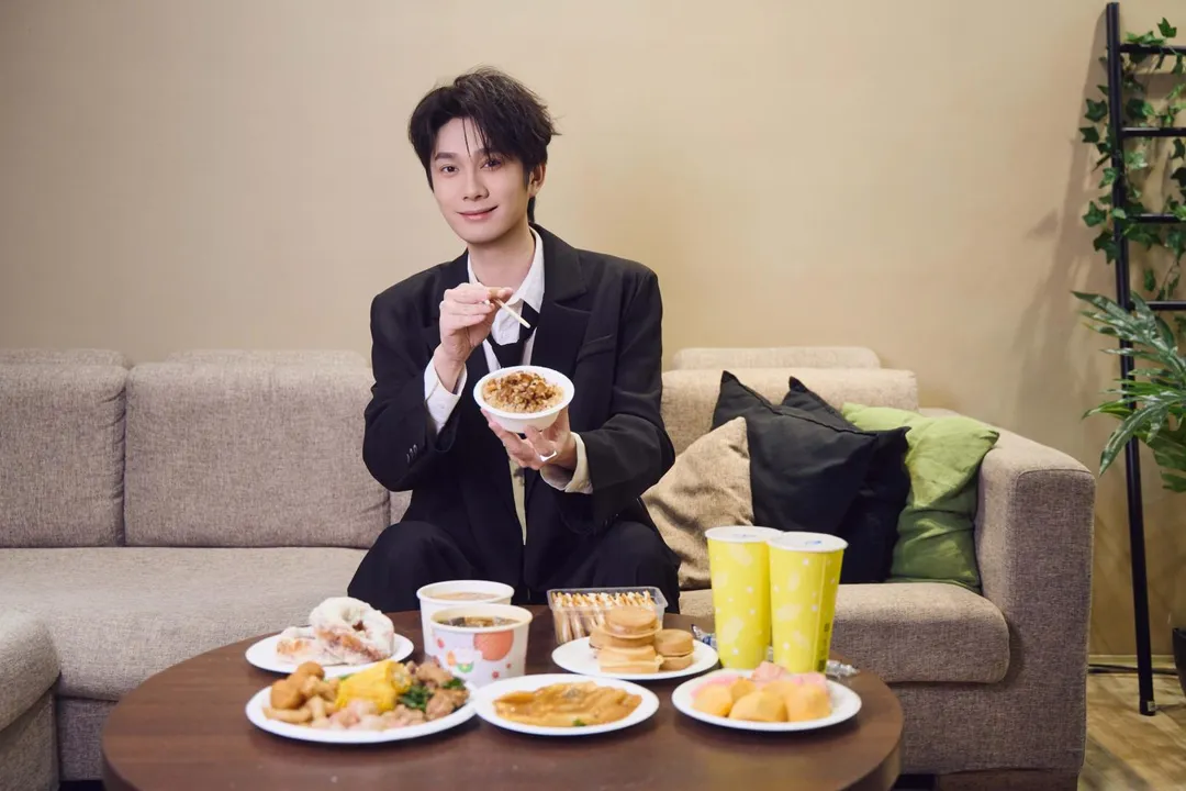 裘德品嚐滷肉飯大讚好吃。（圖／亞神音樂提供）