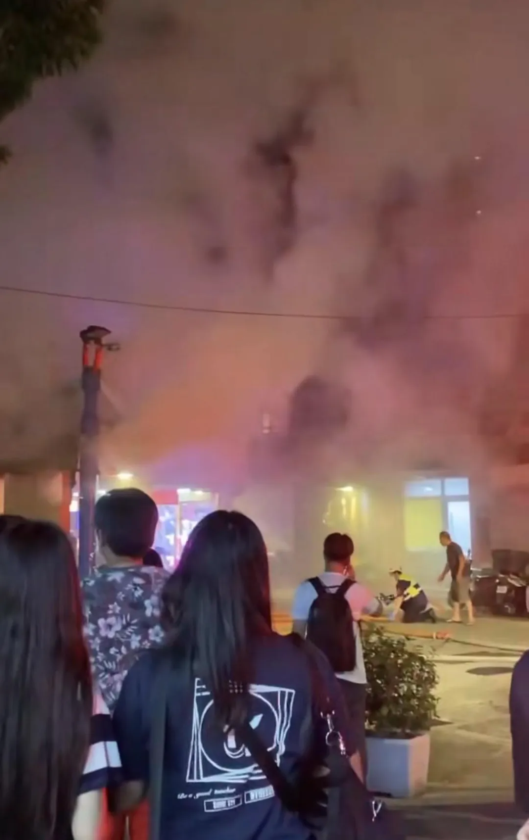 現場濃煙瀰漫竄滿整條街。(圖/翻攝chieh__1021的Threads,經授權使用)
