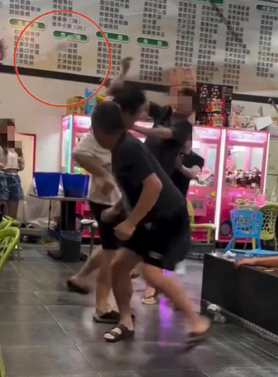 白衣壯男一打三完全不落下風，還把圍毆他的其中2名男子徒手抓起丟下水。（圖／翻攝hong23_10的Threads）