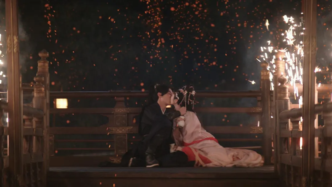 王鶴棣（左）、田曦薇《大奉打更人》浪漫「煙火吻」遭導演要求重拍。（圖／中天娛樂台提供）