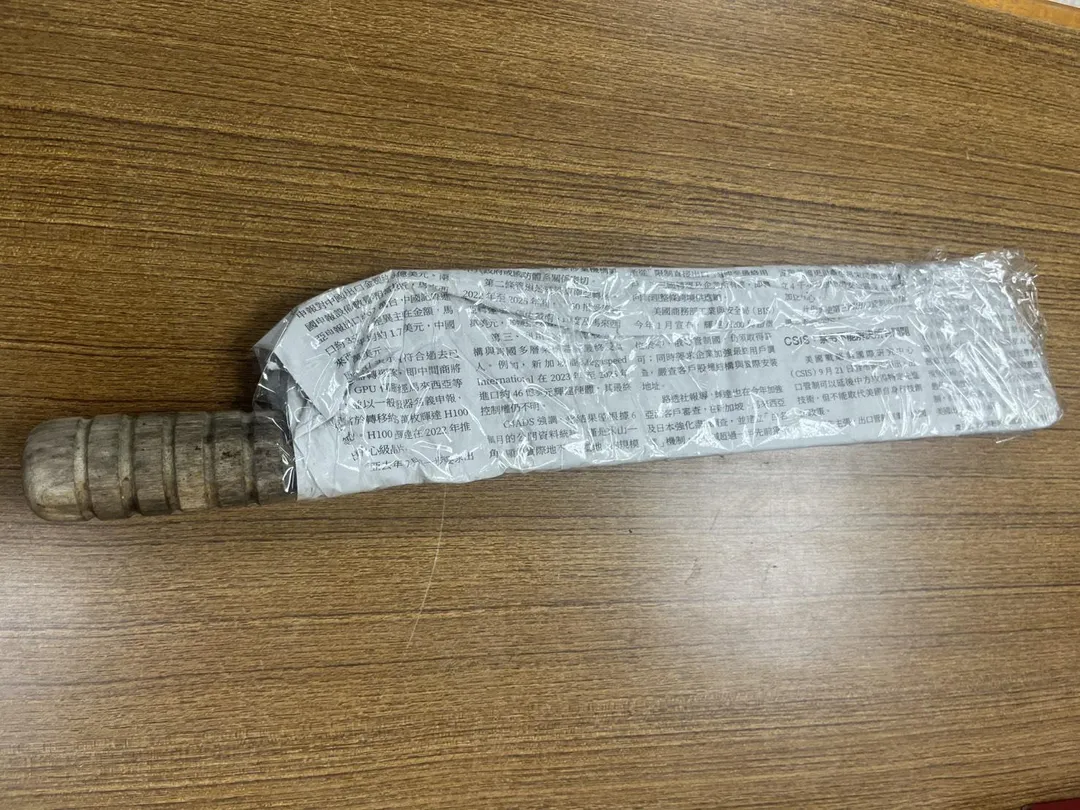 張姓男子持柴刀前往林姓男子所在處理論，警方獲報到場依現行犯將其逮捕。（圖／警方提供）