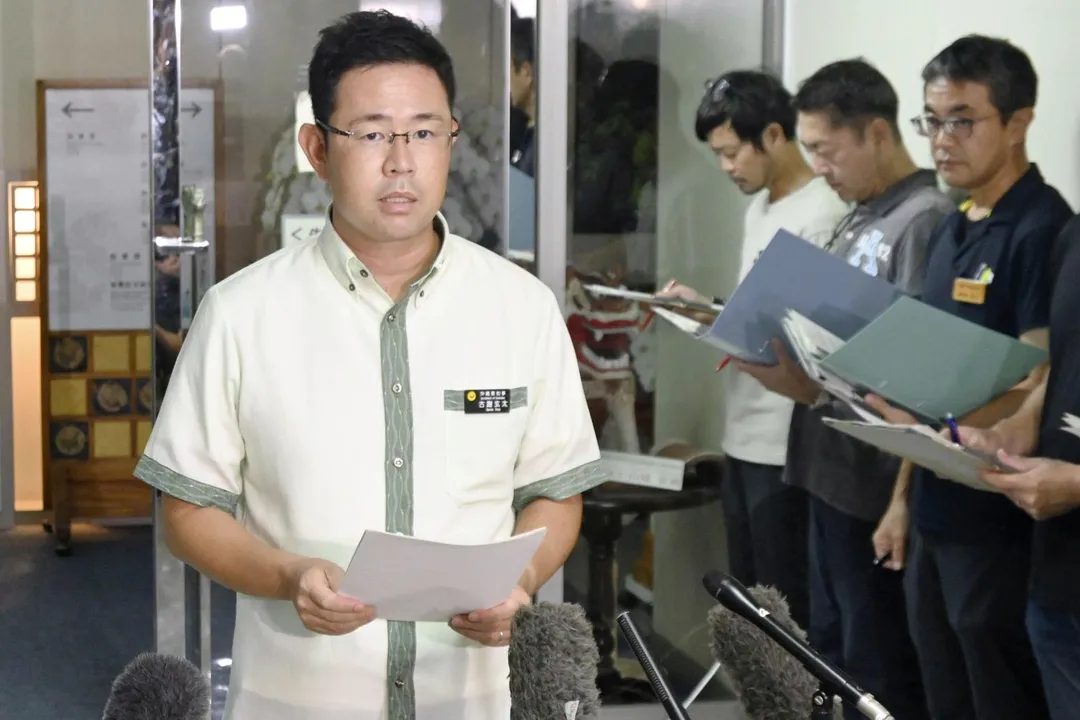 沖繩縣知事古謝玄太（左）4日在沖繩縣那霸市縣政府大樓，說明美軍劫殺案立場。（圖／美聯社）