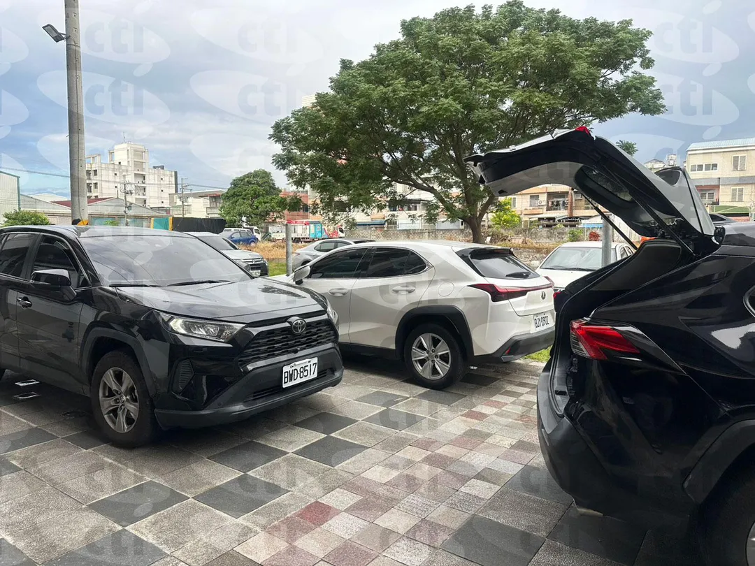 大批員警與霹靂小組清晨出動,包圍花蓮吉安鄉別墅執行攻堅。(圖/民眾獨家提供)