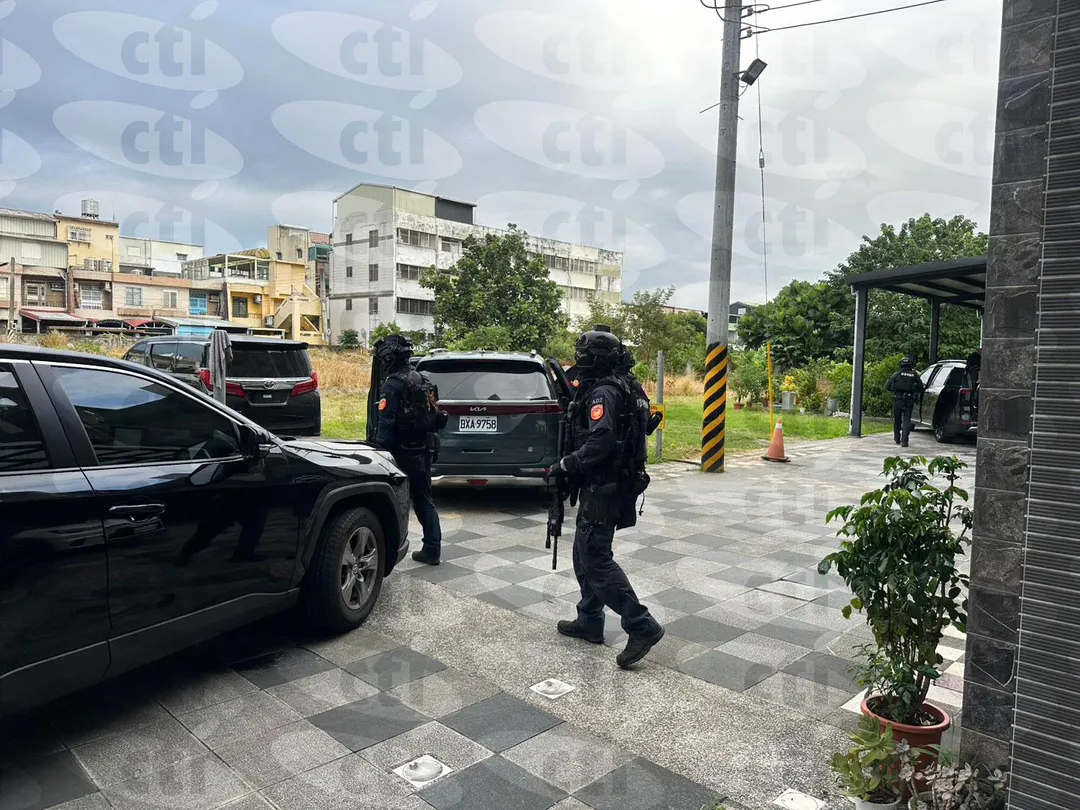 大批員警與霹靂小組清晨出動,包圍花蓮吉安鄉別墅執行攻堅。(圖/民眾獨家提供)