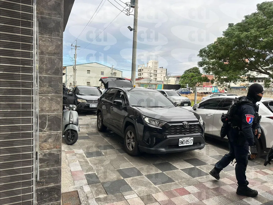 大批員警與霹靂小組清晨出動,包圍花蓮吉安鄉別墅執行攻堅。(圖/民眾獨家提供)
