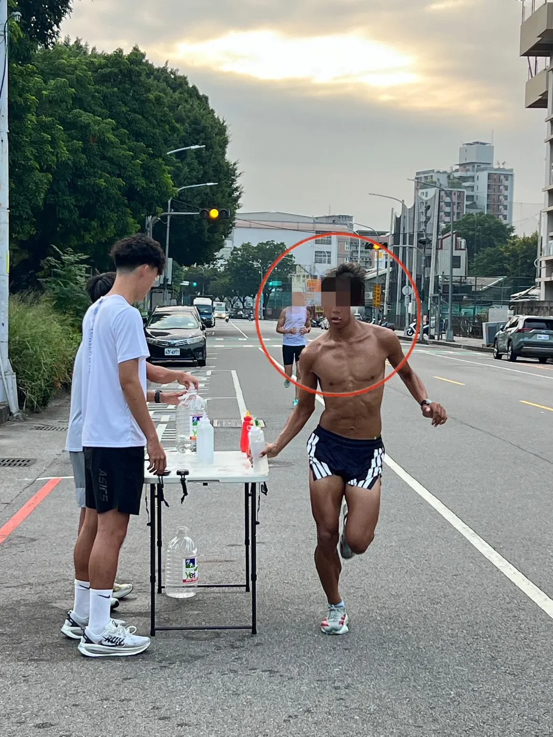陳姓男大生在場上的英姿。（圖／中天新聞）
