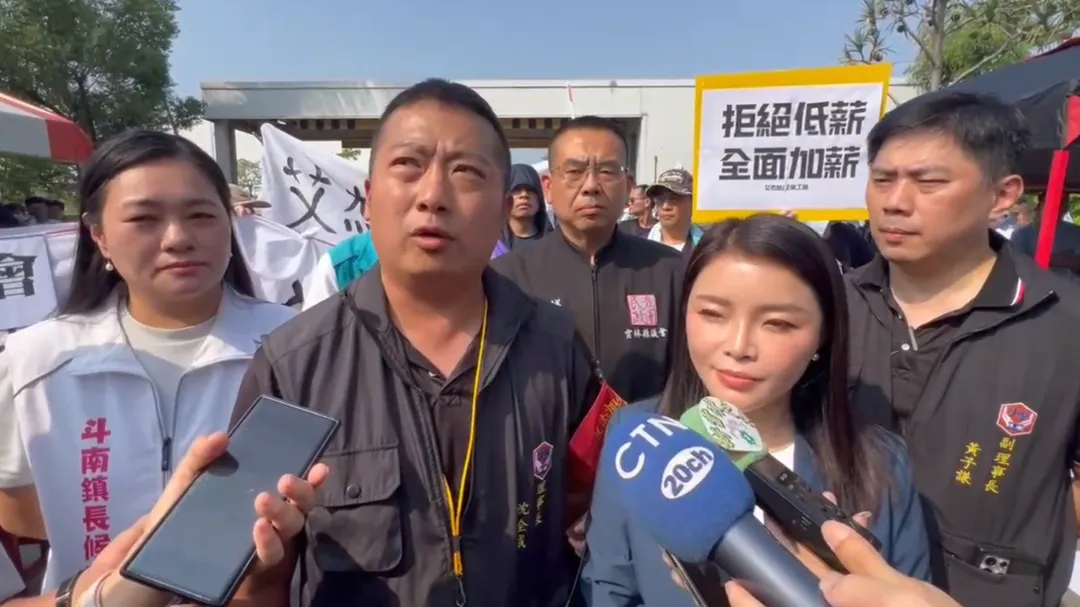 國民黨參選人張嘉郡到場關心罷工事件。（圖／中天新聞）