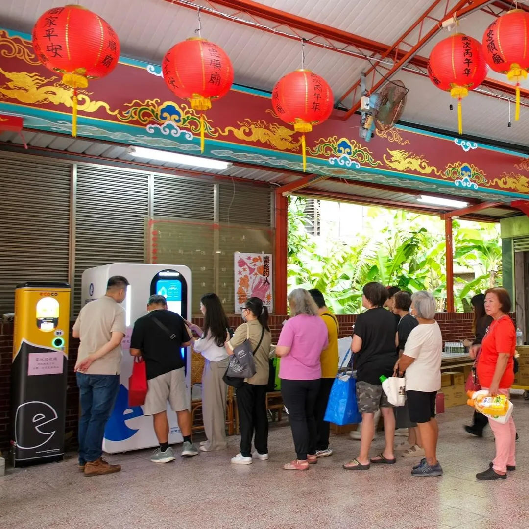 洗劑智慧補充站進駐社區,吸引民眾自行攜帶瓶子購買。(圖/台塑石化提供)