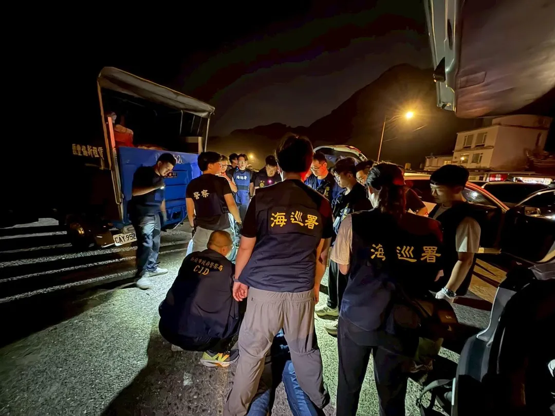 專案小組於今年6月3日凌晨，在新北市瑞芳區停車場發現2輛自小客車與貨車接駁，因車內飄散濃烈大麻異味，海巡人員現場以試劑檢驗呈陽性反應，立即逮捕車上3名現行犯。（圖／海巡署提供）