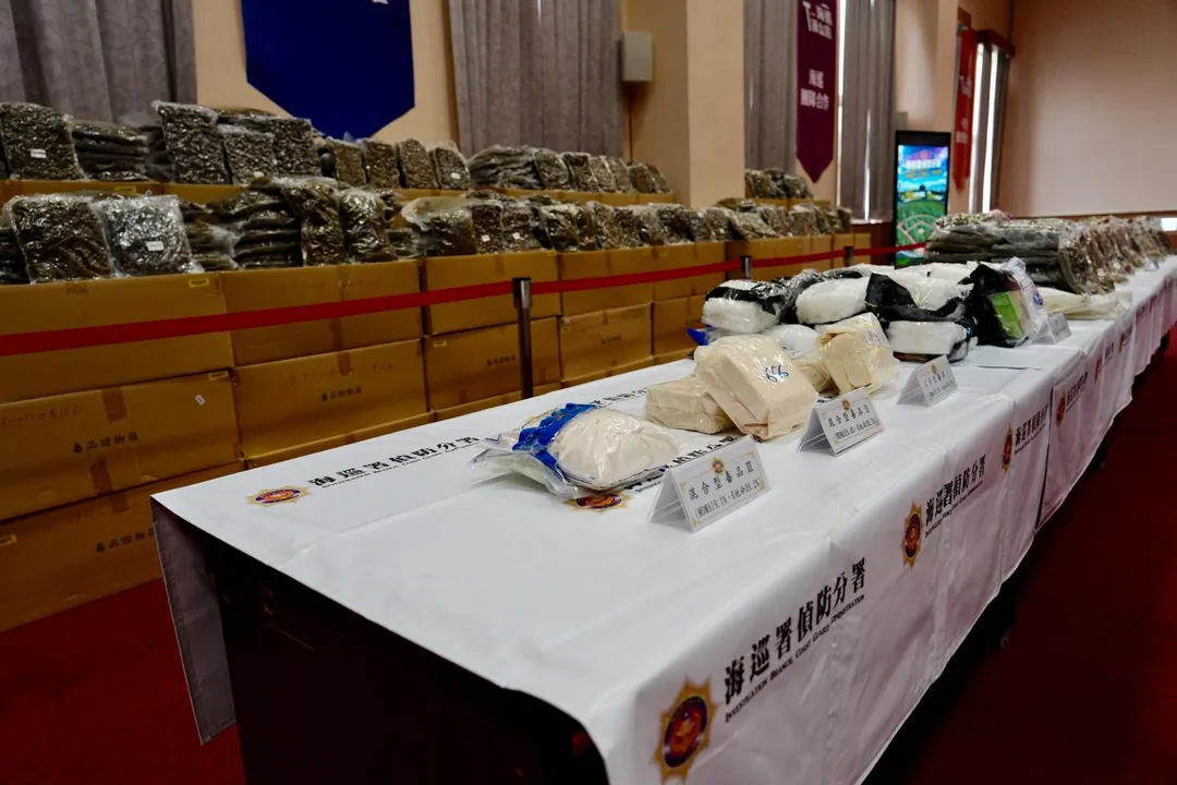 經專案小組清點，現場共查扣78大袋、合計1,309包的第二級毒品乾燥大麻花，重達766.09公斤，另查獲40包第二級毒品安非他命43.25公斤，以及5包第三級毒品愷他命與混合式毒品5.34公斤。（圖／海巡署提供）