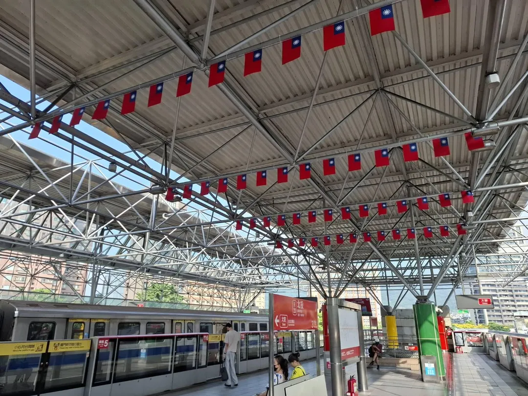 台北捷運歡慶雙十國慶,即日起至116年1月2日止,在淡水信義線推出國慶主題彩繪列車。(圖/北捷提供)