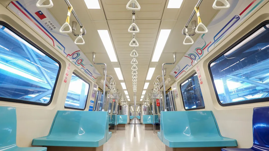 台北捷運歡慶雙十國慶,即日起至116年1月2日止,在淡水信義線推出國慶主題彩繪列車。(圖/北捷提供)