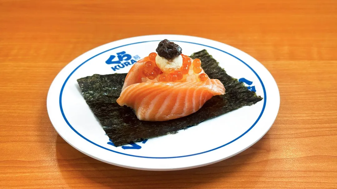 「萬聖節獨眼鮭魚脂親子海苔包」生鮭魚脂搭配鮭魚卵,佐頂級松露醬與濃郁奶油乳酪點綴。(圖/藏壽司提供)