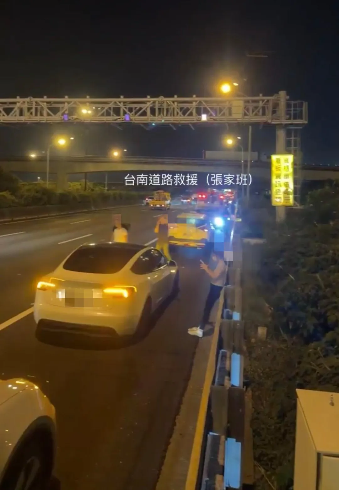 受災車主們把車緊急停在路肩,下車猛打電話求援。(圖/台南道路救援張家班授權提供)