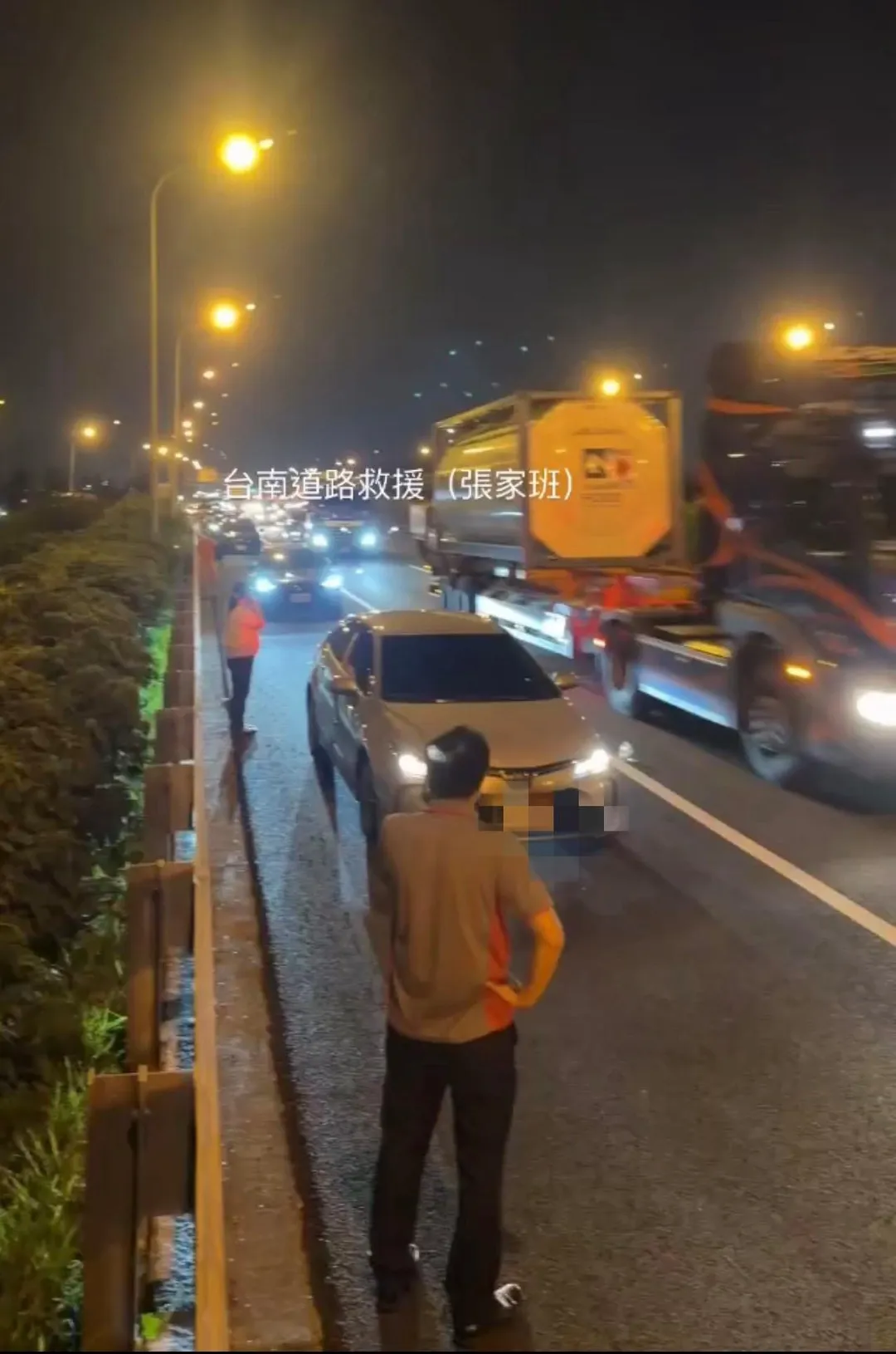 受災車主們把車緊急停在路肩,下車猛打電話求援。(圖/台南道路救援張家班授權提供)