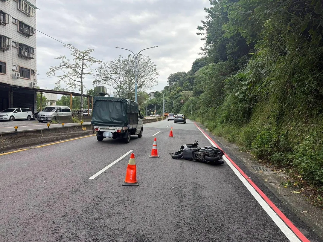 事故地點為下坡路段，王男失控自摔。（圖／警方提供）