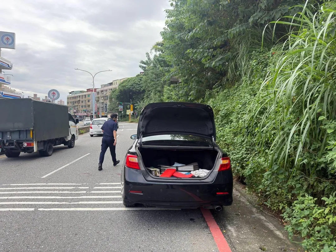消防人員趕抵三興路車禍現場，自車底救出無生命跡象王男。（圖／警方提供）