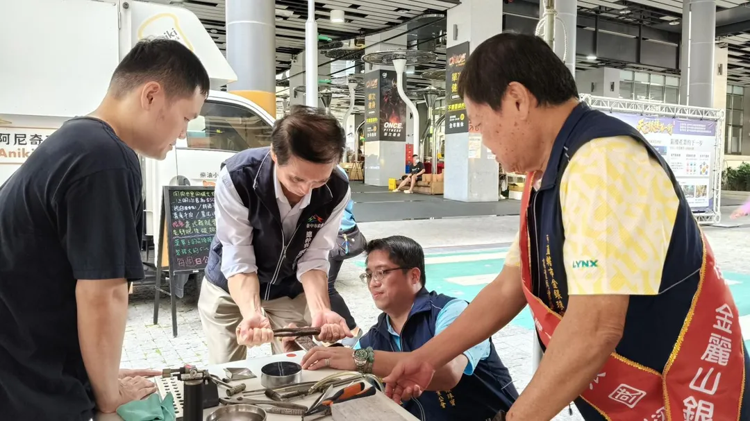 現場安排體驗活動,讓民眾從動手實作中感受傳統工藝魅力。(圖/台中市工商發展投資策進會提供)