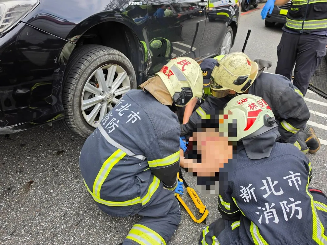 新北樹林三興路6日車禍，19歲騎士自摔卡車底送醫。（圖／警方提供）