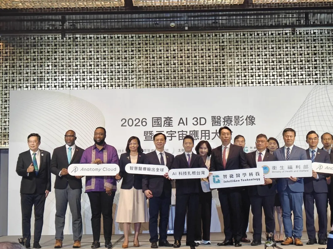 馬偕醫院總院長張文瀚(左一)出席「2026國產AI 3D醫療影像暨元宇宙應用大會」,總統府副秘書長何志偉(左六)、衛生福利部部長石崇良(左五)等人及多國駐臺大使與代表、專家們一同參與。(圖/馬偕醫院提供)